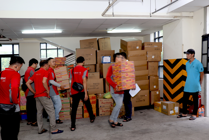 TPHCM vận chuyển 30 tấn hàng hóa hỗ trợ người dân vùng lũ Huế và Đà Nẵng- Ảnh 1.