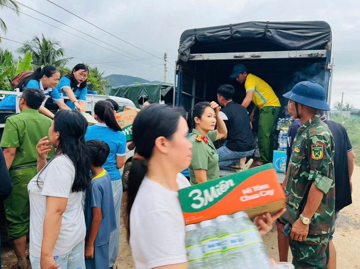 Các cấp Hội LHPN tỉnh Lâm Đồng chung tay khắc phục hậu quả mưa lũ- Ảnh 2.