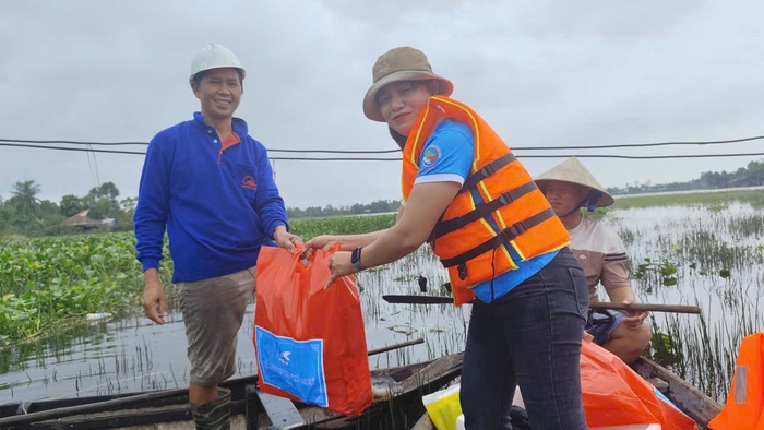 Hội LHPN Đà Nẵng trao quà hỗ trợ người dân vùng ngập lụt- Ảnh 4.