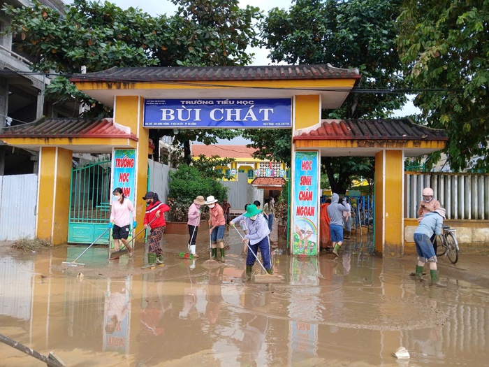 Hội LHPN Đà Nẵng trao quà hỗ trợ người dân vùng ngập lụt- Ảnh 2.