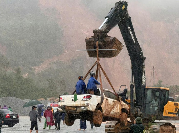 Mưa lớn gây sạt lở núi ở Hà Tĩnh, vùi lấp cả xe bán tải- Ảnh 1.