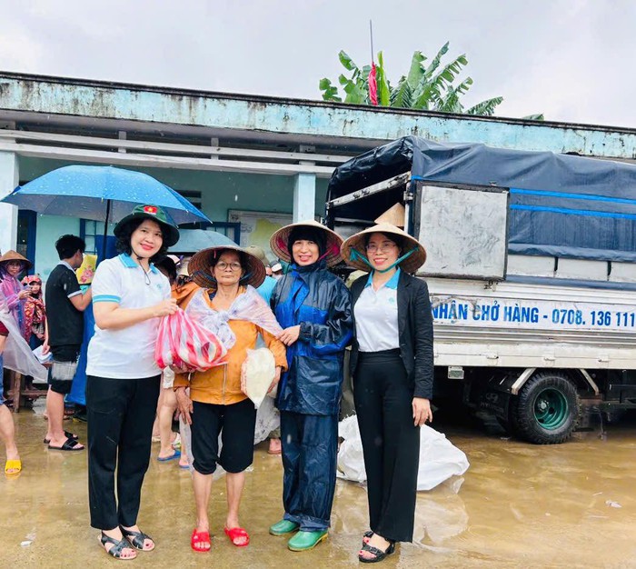Hội LHPN Đà Nẵng trao quà hỗ trợ người dân vùng ngập lụt- Ảnh 1.