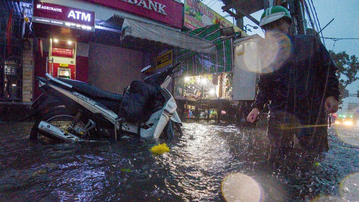 Nhiều nơi trong thành phố Đà Nẵng bị ngập nặng cục bộ - Ảnh 5.