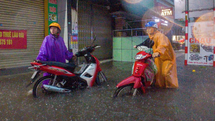 Nhiều nơi trong thành phố Đà Nẵng bị ngập nặng cục bộ - Ảnh 2.