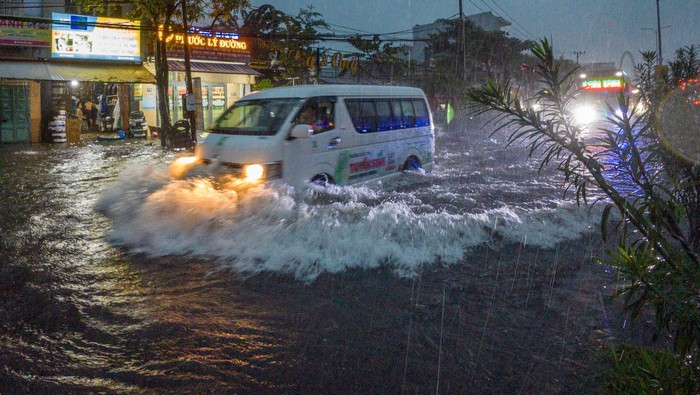 Nhiều nơi trong thành phố Đà Nẵng bị ngập nặng cục bộ - Ảnh 1.