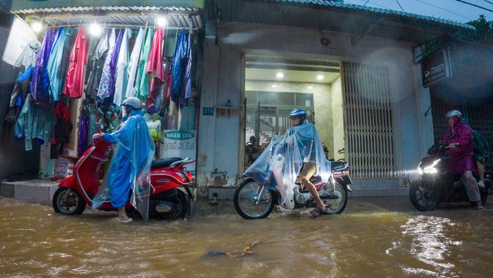 Nhiều nơi trong thành phố Đà Nẵng bị ngập nặng cục bộ - Ảnh 6.