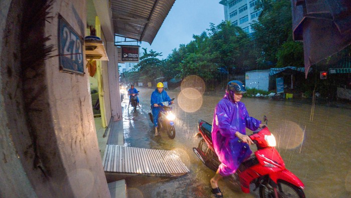 Nhiều nơi trong thành phố Đà Nẵng bị ngập nặng cục bộ - Ảnh 7.