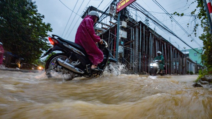 Nhiều nơi trong thành phố Đà Nẵng bị ngập nặng cục bộ - Ảnh 3.
