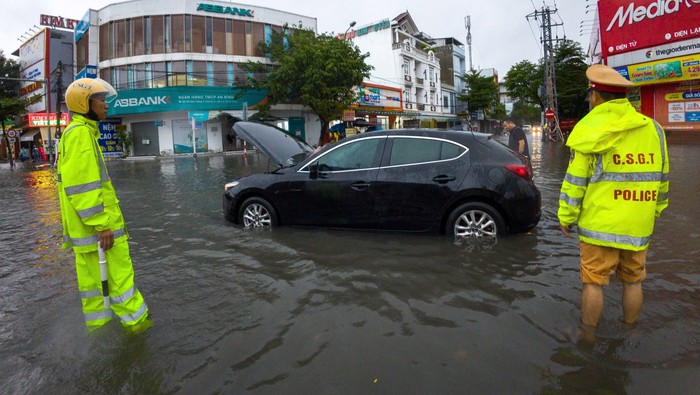 Nhiều nơi trong thành phố Đà Nẵng bị ngập nặng cục bộ - Ảnh 8.