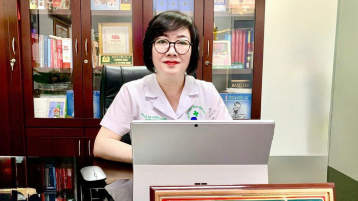 Bác sĩ chia sẻ bí quyết ngăn rụng tóc lúc giao mùa- Ảnh 1.