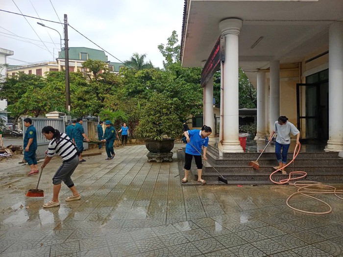 Huế: Hơn 5.000 hội viên phụ nữ phường Thuận Hóa ra quân dọn dẹp vệ sinh sau lũ- Ảnh 1.
