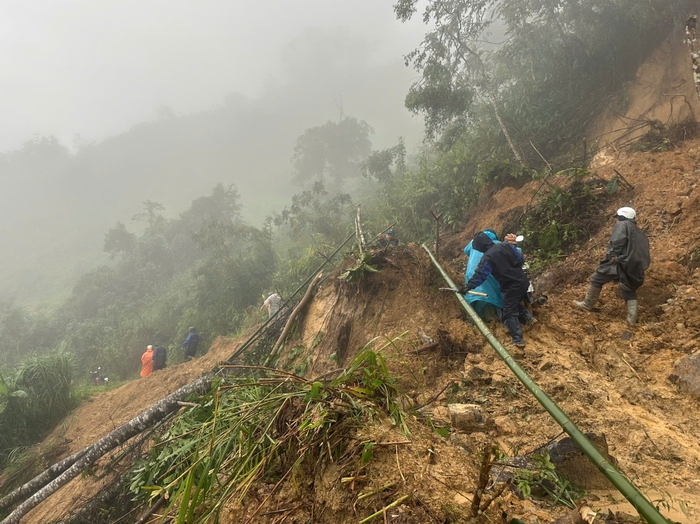 Đà Nẵng: Bộ đội khắc phục sạt lở trên các tuyến giao thông miền núi- Ảnh 2. Đà Nẵng: Bộ đội khắc phục sạt lở trên các tuyến giao thông miền núi- Ảnh 2.