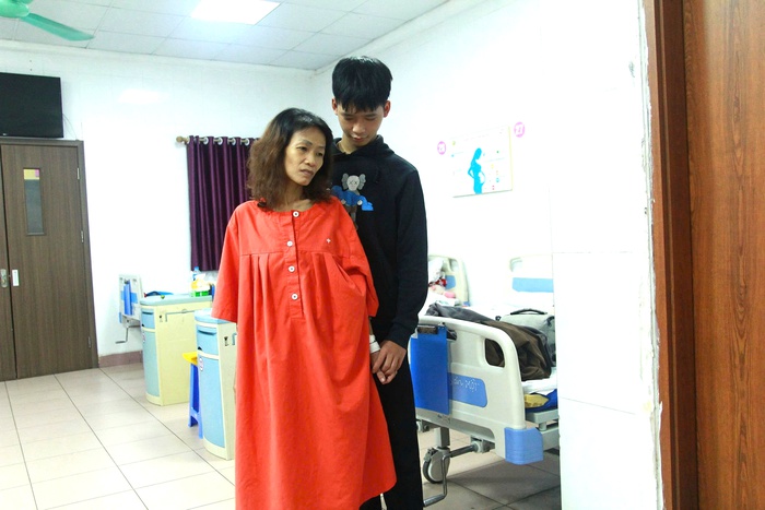 Vừa phẫu thuật cắt khối u choán hết ổ bụng, người vợ chỉ mong sớm khỏe để nuôi chồng con bệnh tật- Ảnh 2. Vừa phẫu thuật cắt khối u choán hết ổ bụng, người vợ chỉ mong sớm khỏe để nuôi chồng con bệnh tật- Ảnh 2.