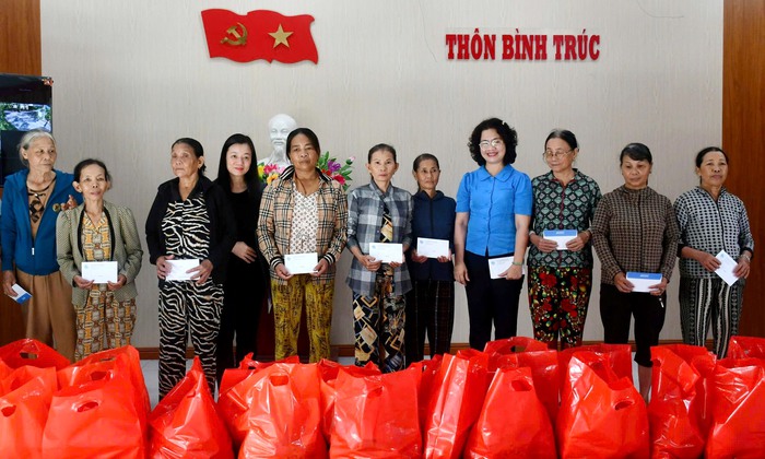 Hội LHPN Việt Nam hỗ trợ phụ nữ, trẻ em mồ côi bị ảnh hưởng mưa lũ tại Đà Nẵng- Ảnh 4.