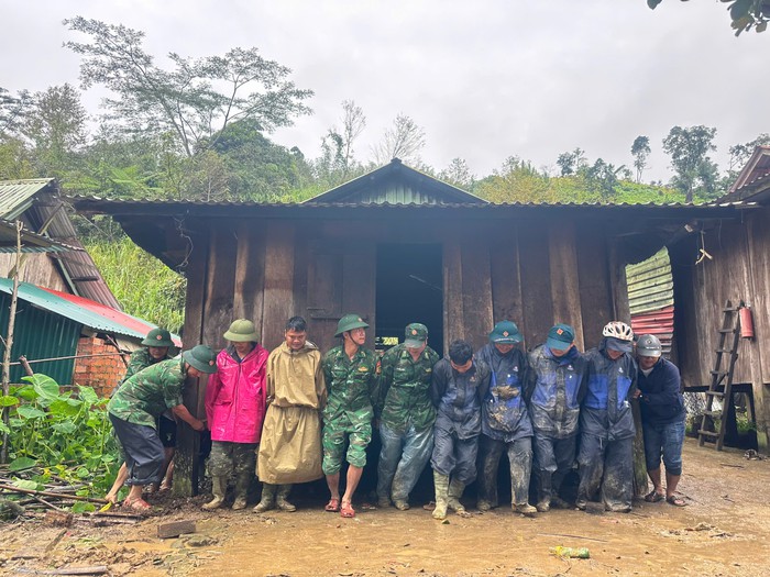 Đà Nẵng: Bộ đội khắc phục sạt lở trên các tuyến giao thông miền núi- Ảnh 8. Đà Nẵng: Bộ đội khắc phục sạt lở trên các tuyến giao thông miền núi- Ảnh 8.