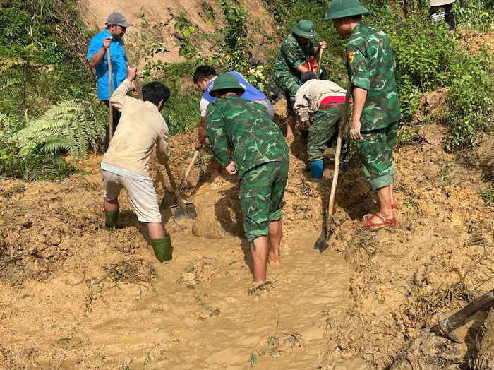 Đà Nẵng: Bộ đội khắc phục sạt lở trên các tuyến giao thông miền núi- Ảnh 4. Đà Nẵng: Bộ đội khắc phục sạt lở trên các tuyến giao thông miền núi- Ảnh 4.