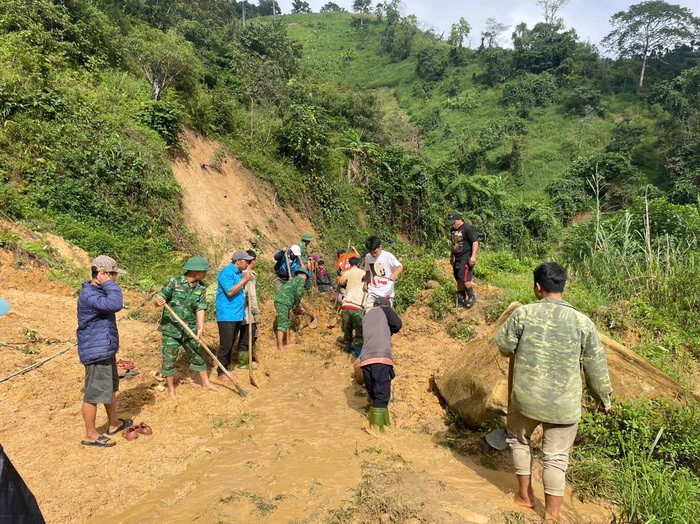 Đà Nẵng: Bộ đội khắc phục sạt lở trên các tuyến giao thông miền núi- Ảnh 1. Đà Nẵng: Bộ đội khắc phục sạt lở trên các tuyến giao thông miền núi- Ảnh 1.