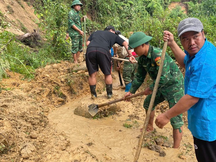 Đà Nẵng: Bộ đội khắc phục sạt lở trên các tuyến giao thông miền núi- Ảnh 5. Đà Nẵng: Bộ đội khắc phục sạt lở trên các tuyến giao thông miền núi- Ảnh 5.