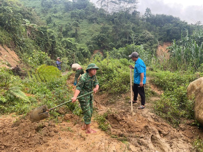 Đà Nẵng: Bộ đội khắc phục sạt lở trên các tuyến giao thông miền núi- Ảnh 3. Đà Nẵng: Bộ đội khắc phục sạt lở trên các tuyến giao thông miền núi- Ảnh 3.
