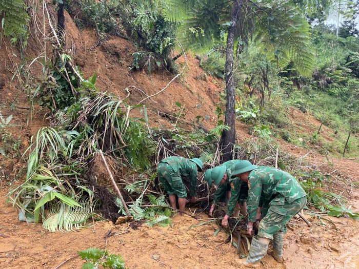 Đà Nẵng: Bộ đội khắc phục sạt lở trên các tuyến giao thông miền núi- Ảnh 6. Đà Nẵng: Bộ đội khắc phục sạt lở trên các tuyến giao thông miền núi- Ảnh 6.
