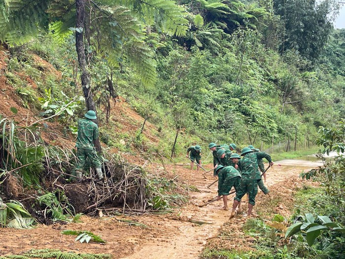 Đà Nẵng: Bộ đội khắc phục sạt lở trên các tuyến giao thông miền núi- Ảnh 7. Đà Nẵng: Bộ đội khắc phục sạt lở trên các tuyến giao thông miền núi- Ảnh 7.