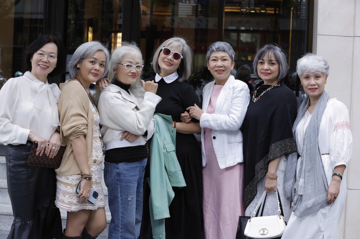 Hội "Tóc bạc lấp lánh" với gần 80 nghìn phụ nữ dám "phá bỏ xiềng xích" của thuốc nhuộm tóc- Ảnh 10.