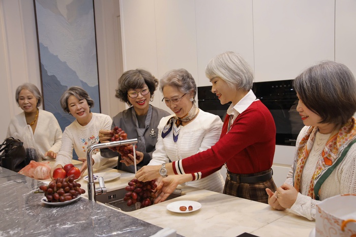 Hội "Tóc bạc lấp lánh" với gần 80 nghìn phụ nữ dám "phá bỏ xiềng xích" của thuốc nhuộm tóc- Ảnh 5.