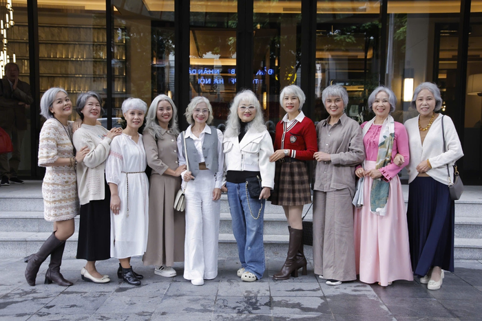 Hội "Tóc bạc lấp lánh" với gần 80 nghìn phụ nữ dám "phá bỏ xiềng xích" của thuốc nhuộm tóc- Ảnh 1.