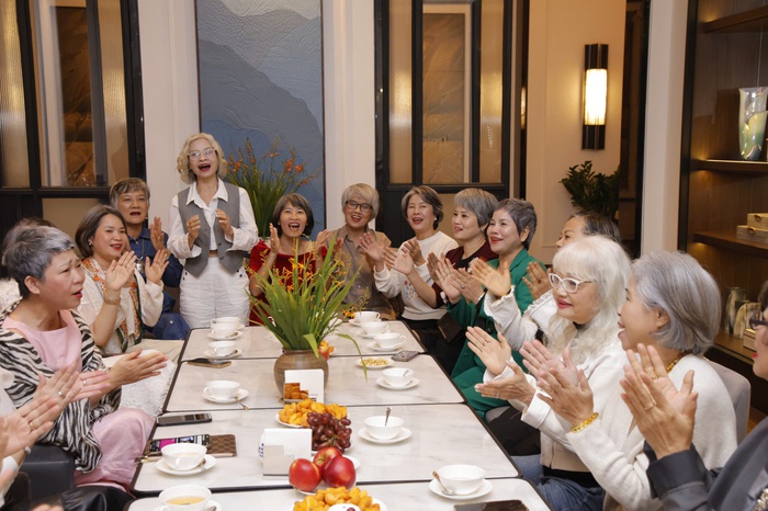 Hội "Tóc bạc lấp lánh" với gần 80 nghìn phụ nữ dám "phá bỏ xiềng xích" của thuốc nhuộm tóc- Ảnh 9.