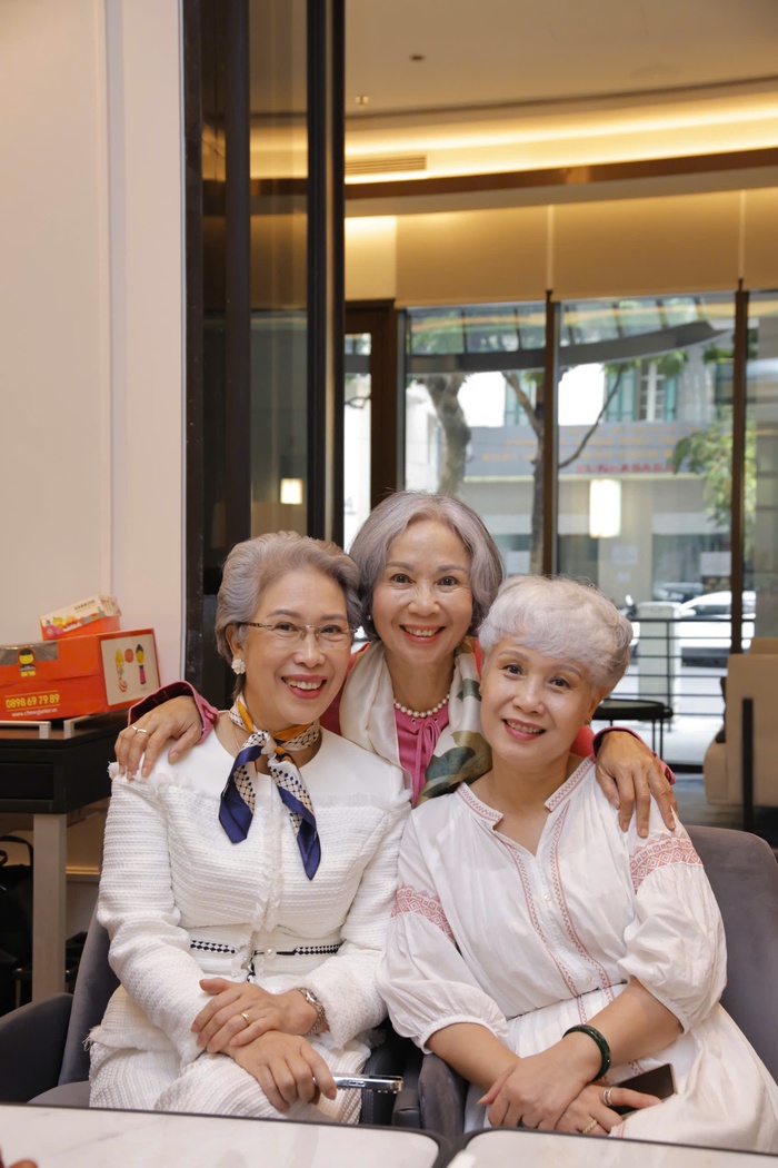 Hội "Tóc bạc lấp lánh" với gần 80 nghìn phụ nữ dám "phá bỏ xiềng xích" của thuốc nhuộm tóc- Ảnh 8.