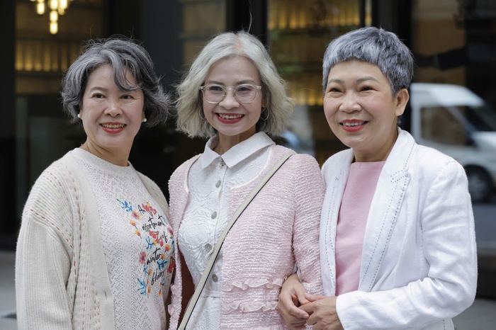 Hội "Tóc bạc lấp lánh" với gần 80 nghìn phụ nữ dám "phá bỏ xiềng xích" của thuốc nhuộm tóc- Ảnh 4.