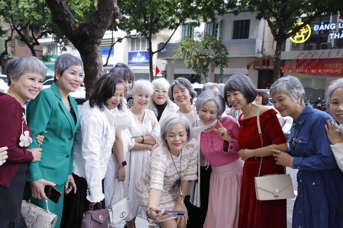 Hội "Tóc bạc lấp lánh" với gần 80 nghìn phụ nữ dám "phá bỏ xiềng xích" của thuốc nhuộm tóc- Ảnh 11.