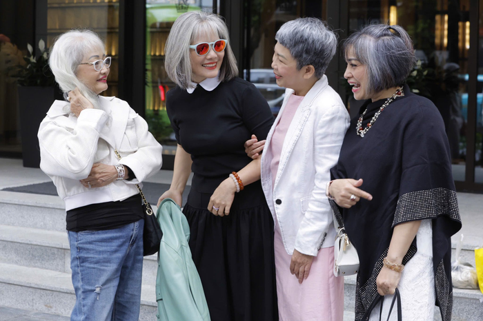 Hội "Tóc bạc lấp lánh" với gần 80 nghìn phụ nữ dám "phá bỏ xiềng xích" của thuốc nhuộm tóc- Ảnh 2.