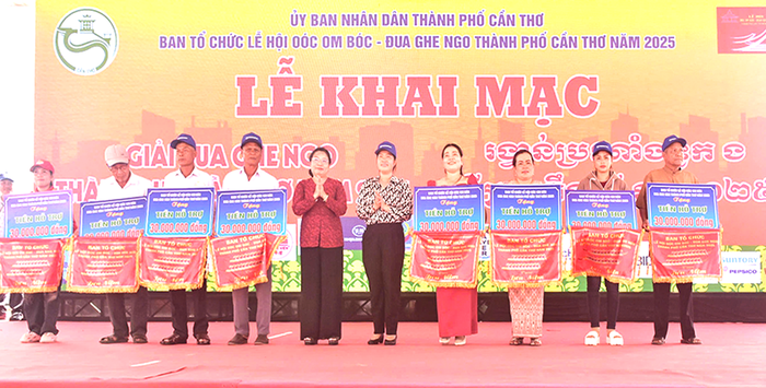 Sự trỗi dậy mạnh mẽ của phái nữ trên đường đua ghe Ngo- Ảnh 2. Sự trỗi dậy mạnh mẽ của phái nữ trên đường đua ghe Ngo- Ảnh 2.