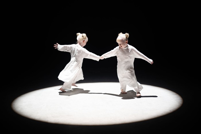 Thai chiêu tài có những khung hình ma mị. Ảnh: Hồ Lam Thai chiêu tài có những khung hình ma mị. Ảnh: Hồ Lam