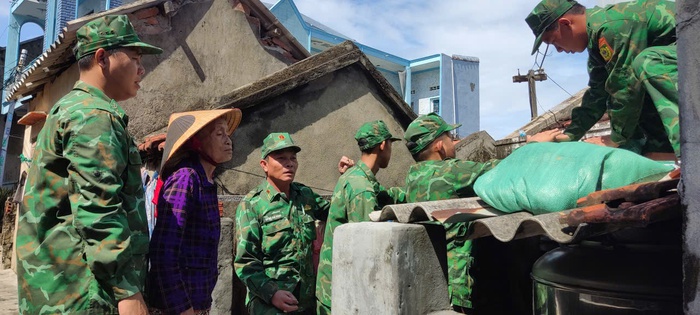 Gia Lai: Bộ đội Biên phòng kêu gọi, hướng dẫn hơn 5 nghìn tàu thuyền vào nơi neo đậu an toàn - Ảnh 1.