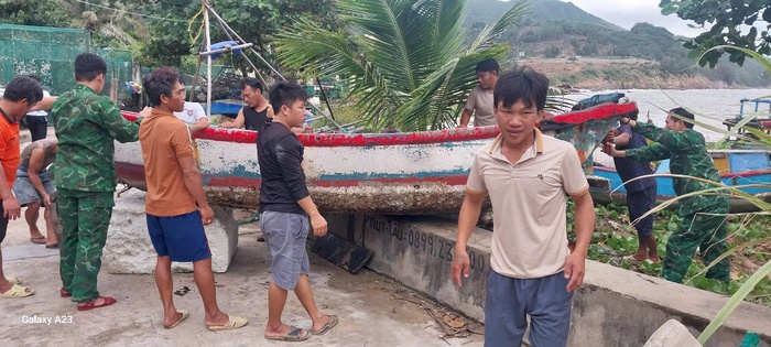 Gia Lai: Bộ đội Biên phòng kêu gọi, hướng dẫn hơn 5 nghìn tàu thuyền vào nơi neo đậu an toàn - Ảnh 2.