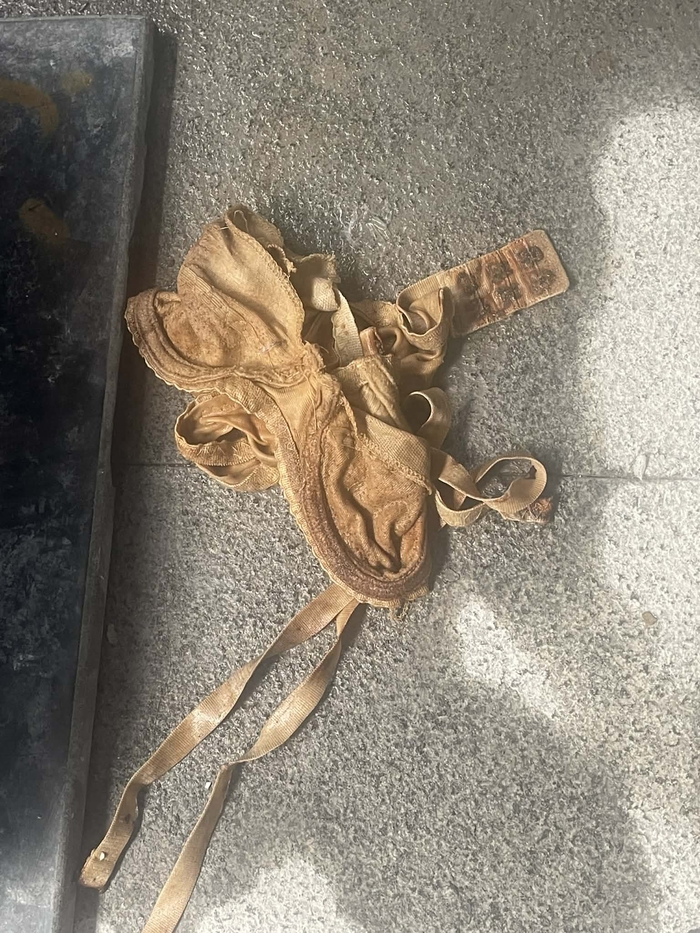 Chuyện hi hữu: Phát hiện áo lót phụ nữ rỉ sét trong ống cấp nước sinh hoạt!- Ảnh 1. Chuyện hi hữu: Phát hiện áo lót phụ nữ rỉ sét trong ống cấp nước sinh hoạt!- Ảnh 1.