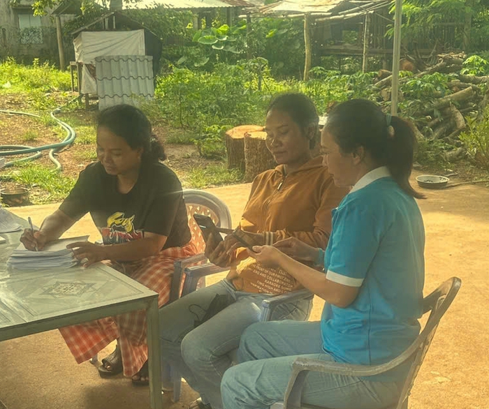 TPHCM: Cầm tay chỉ việc - Dạy nhau "học số" cho bà con dân tộc thiểu số tại ấp Vinh Thanh- Ảnh 2. TPHCM: Cầm tay chỉ việc - Dạy nhau "học số" cho bà con dân tộc thiểu số tại ấp Vinh Thanh- Ảnh 2.