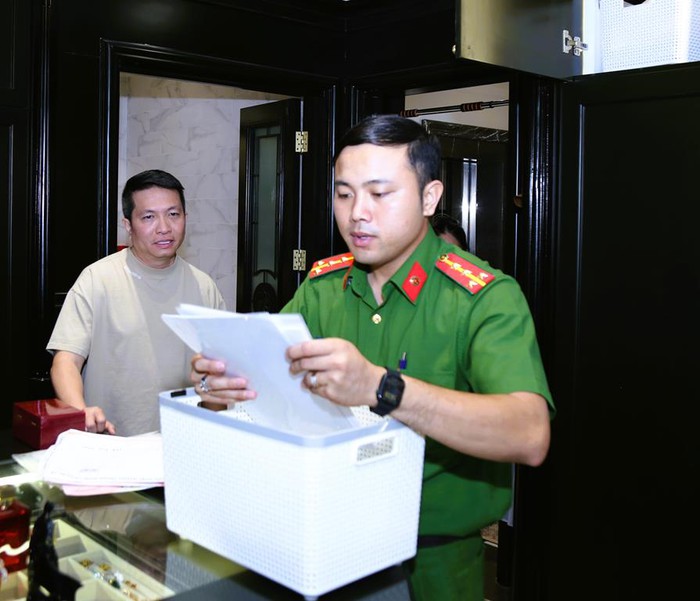 Chồng ca sĩ Đoàn Di Băng bị bắt giam- Ảnh 2. Chồng ca sĩ Đoàn Di Băng bị bắt giam- Ảnh 2.