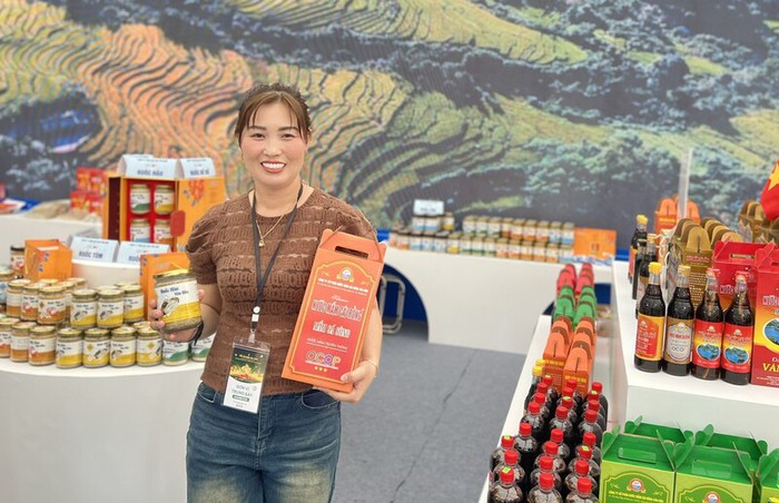 "Nhạc trưởng" đưa sản phẩm khu vực miền núi, vùng sâu, vùng xa và hải đảo tỏa sáng- Ảnh 2. "Nhạc trưởng" đưa sản phẩm khu vực miền núi, vùng sâu, vùng xa và hải đảo tỏa sáng- Ảnh 2.