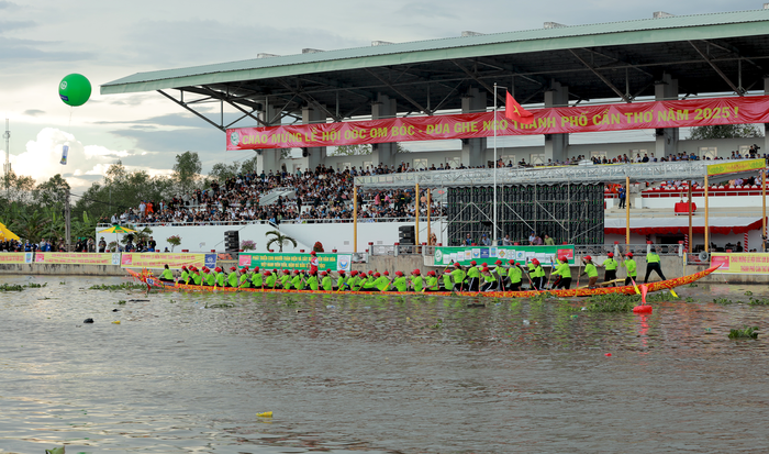 Sự trỗi dậy mạnh mẽ của phái nữ trên đường đua ghe Ngo- Ảnh 4. Sự trỗi dậy mạnh mẽ của phái nữ trên đường đua ghe Ngo- Ảnh 4.