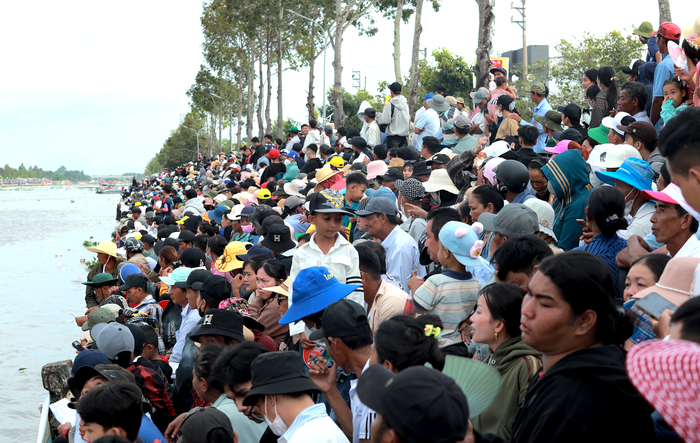 Sự trỗi dậy mạnh mẽ của phái nữ trên đường đua ghe Ngo- Ảnh 1. Sự trỗi dậy mạnh mẽ của phái nữ trên đường đua ghe Ngo- Ảnh 1.