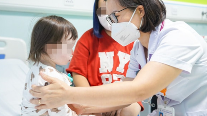 Bé gái 18 tháng tuổi từ Úc về Việt Nam “tập ăn lại từ đầu”- Ảnh 1.