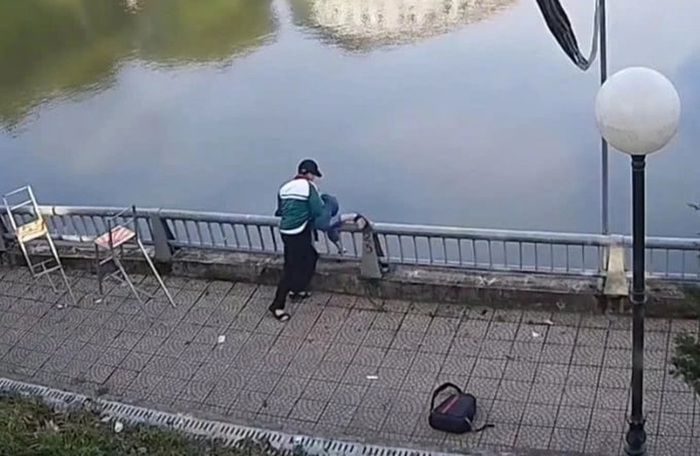 Nguyên nhân nam sinh lớp 8 dùng dao đâm bạn rồi hất xuống hồ ở Lào Cai- Ảnh 1. Nguyên nhân nam sinh lớp 8 dùng dao đâm bạn rồi hất xuống hồ ở Lào Cai- Ảnh 1.