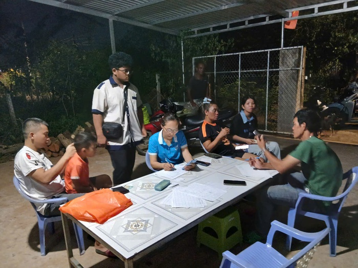 TPHCM: Cầm tay chỉ việc - Dạy nhau "học số" cho bà con dân tộc thiểu số tại ấp Vinh Thanh- Ảnh 3. TPHCM: Cầm tay chỉ việc - Dạy nhau "học số" cho bà con dân tộc thiểu số tại ấp Vinh Thanh- Ảnh 3.