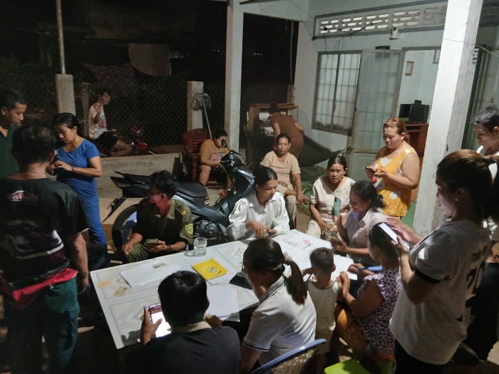 TPHCM: Cầm tay chỉ việc - Dạy nhau "học số" cho bà con dân tộc thiểu số tại ấp Vinh Thanh- Ảnh 1. TPHCM: Cầm tay chỉ việc - Dạy nhau "học số" cho bà con dân tộc thiểu số tại ấp Vinh Thanh- Ảnh 1.