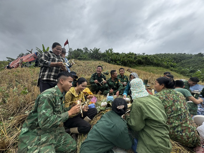 Hội LHPN xã La Êê cùng bộ đội giúp dân thu hoạch lúa trước cơn bão số 13- Ảnh 10. Hội LHPN xã La Êê cùng bộ đội giúp dân thu hoạch lúa trước cơn bão số 13- Ảnh 10.