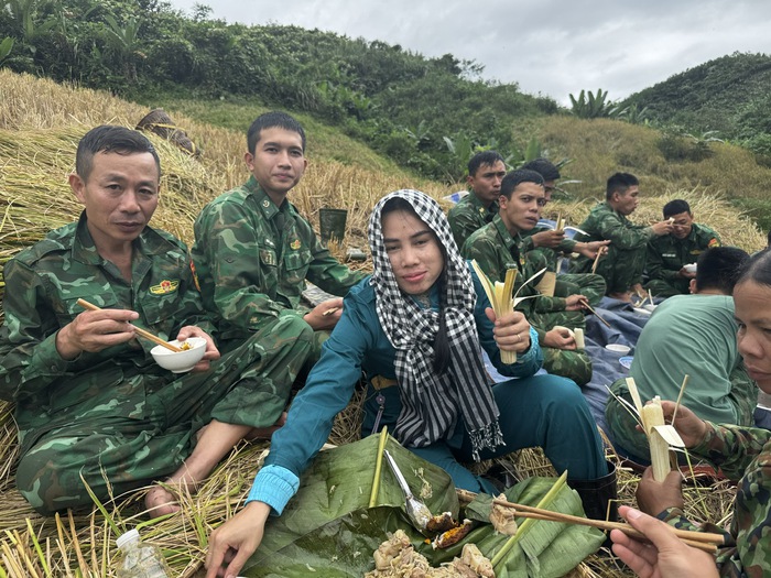 Hội LHPN xã La Êê cùng bộ đội giúp dân thu hoạch lúa trước cơn bão số 13- Ảnh 9. Hội LHPN xã La Êê cùng bộ đội giúp dân thu hoạch lúa trước cơn bão số 13- Ảnh 9.
