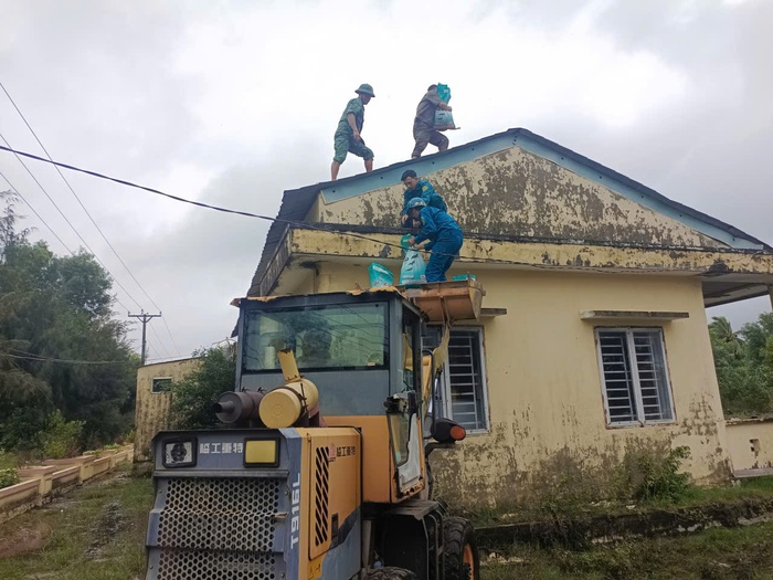 Đà Nẵng triển khai nhiều phương án hỗ trợ người dân ứng phó bão số 13 - Ảnh 2.